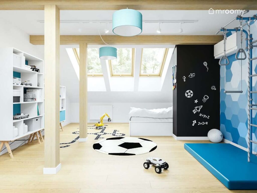 Biało niebieski pokój dla chłopca z drabinką gimnastyczną i materacem oraz naklejką w kształcie jezdni na podłodze