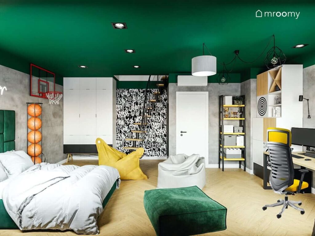 Zielony sufit szara ściana ozdobiona tapetą w graffiti oraz duże łóżko regały i szafa w pokoju nastolatka