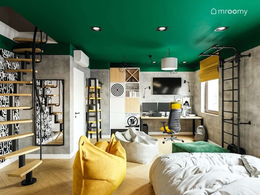 Duży pokój dla nastolatka z zielonym sufitem kolorowymi pufami wysokim regałem biurkiem i domową siłownią