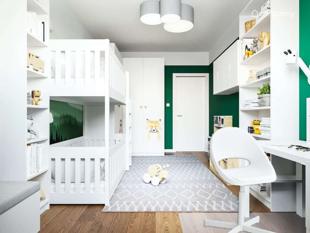 Pokój dla chłopca i dziewczynki z białym łóżkiem piętrowym regałami i biurkiem oraz szarym dywanem i dużą lampą sufitową