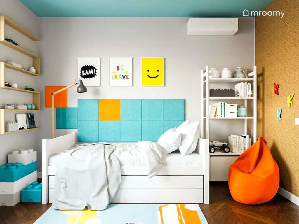 Kolorowy pokój dla chłopca z białymi meblami