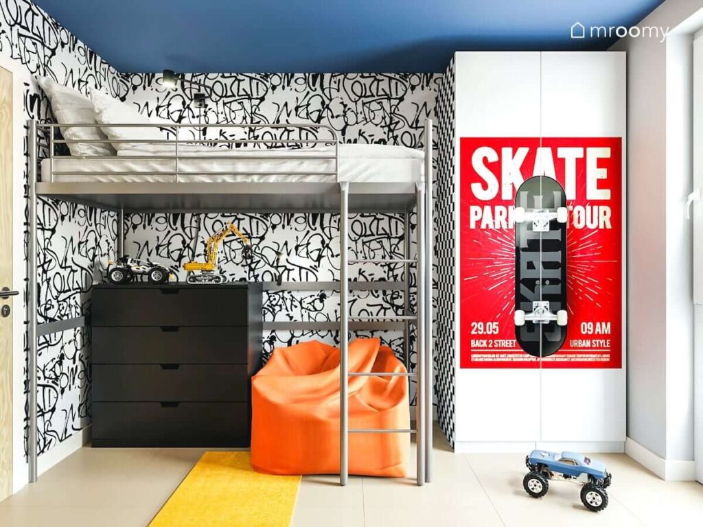 Pokój dla nastolatka z łóżkiem na antresoli z dużą białą szafą ozdobioną młodzieżowym plakatem z miejscem do relaksu na worku sako