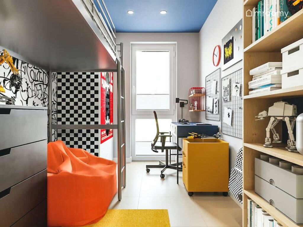 Wąski pokój dla nastolatka o intensywnych kolorach z miejscem do wypoczynku i nauki oraz łóżkiem na antresoli z niebieskim sufitem