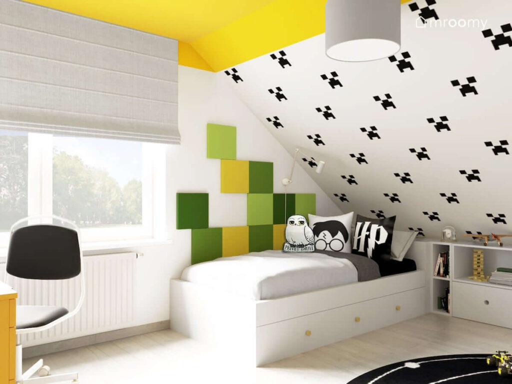 Pokój na poddaszu dla nastolatka fana Harrego Pottera z żółtym sufitem białymi meblami czarnymi dodatkami piankowymi panelami przy łóżku