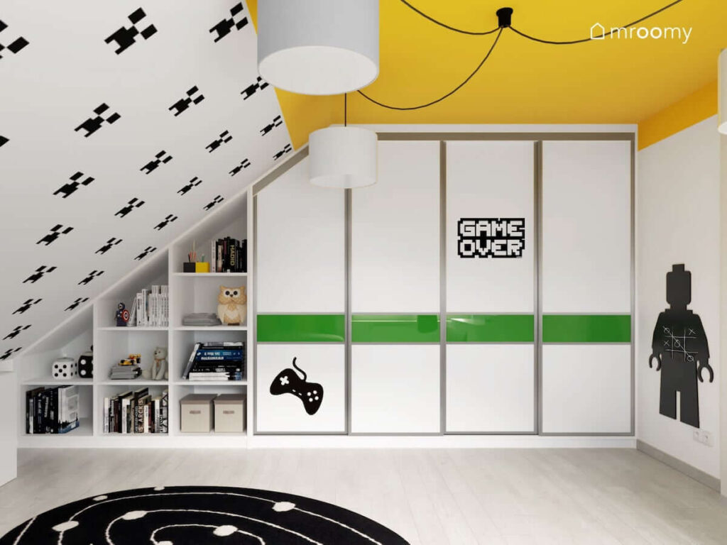 Pokój ze skosem dla chłopca fana gier komputerowych z żółtym sufitem biało-czarną tapetą ze wzorem Minecraft i czarnym okrągłym dywanem i dużą szafą