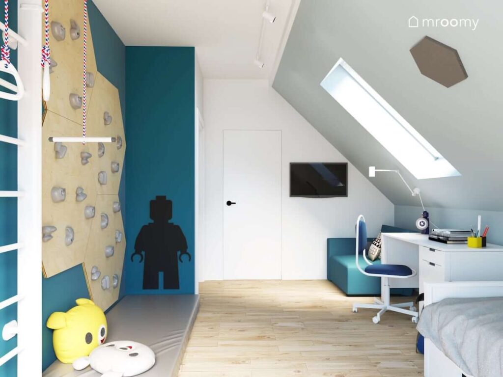 Ścianka wspinaczkowa oraz tablica kredowa w kształcie ludzika Lego w poddaszowym pokoju dla chłopca