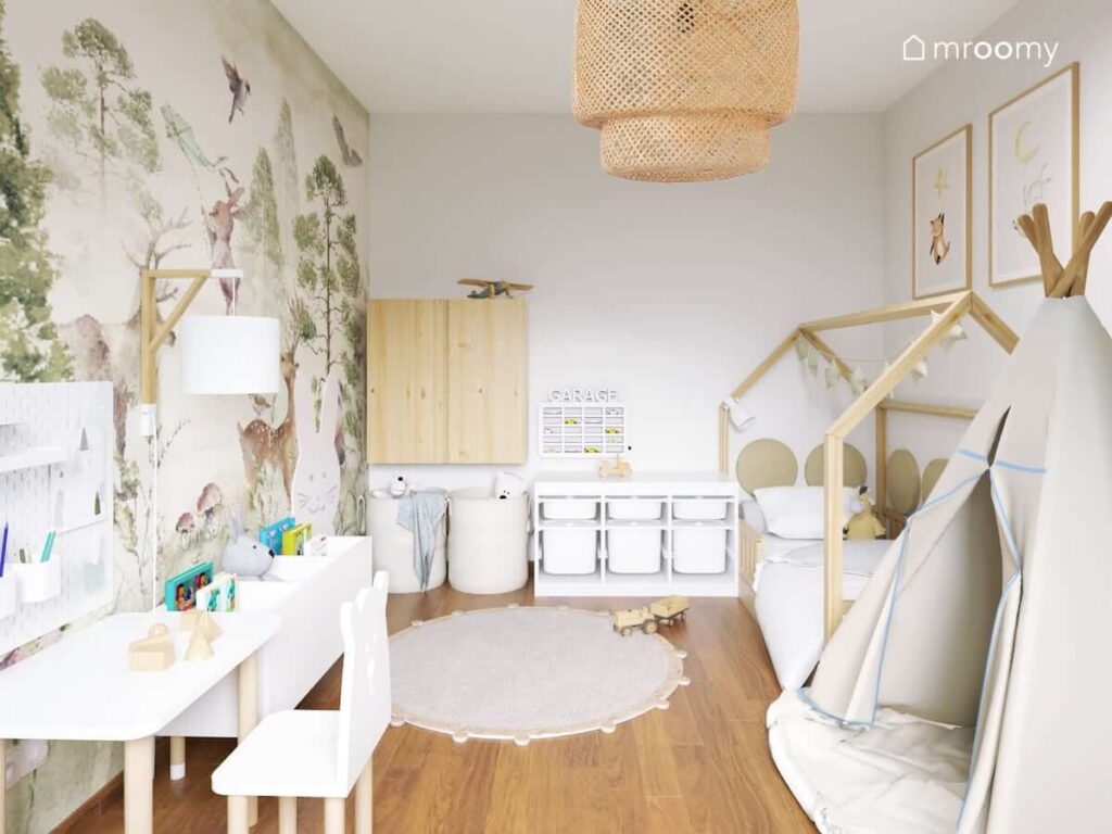 Jasny pokój dla małego chłopca z drewnianym łóżkiem w kształcie domku koszami na zabawki i regałem z pojemnikami oraz bambusową lampą wiszącą