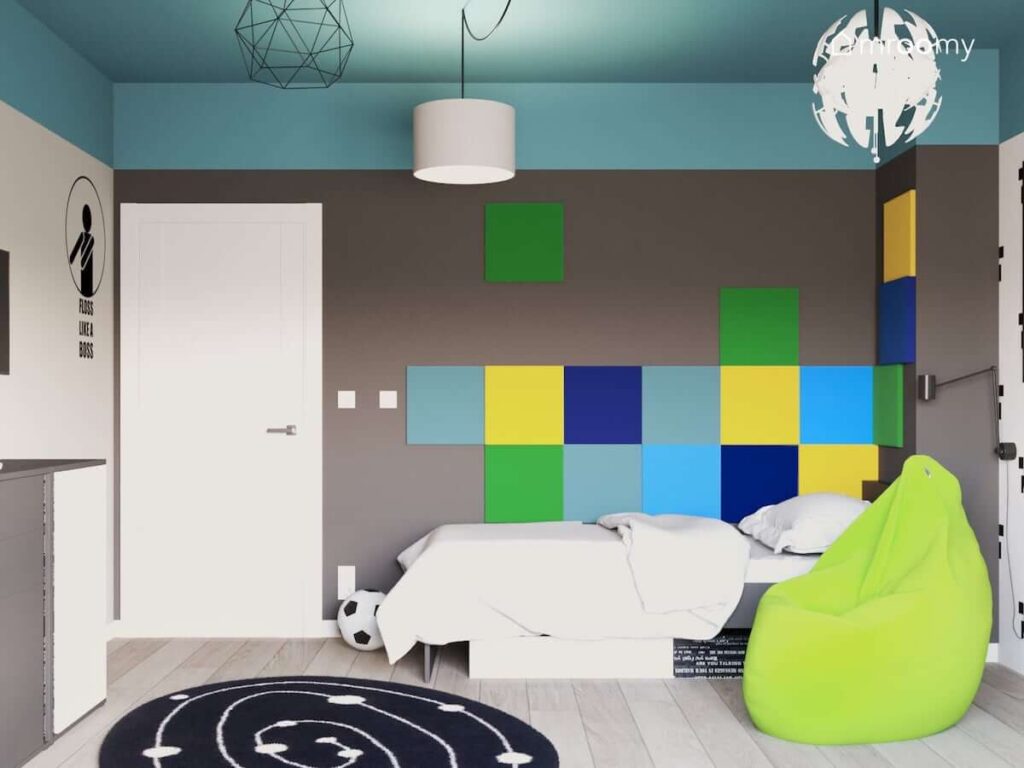 Pokój dla nastolatka fana Minecrafta z kwadratowymi miękkimi panelami ściennymi w kolorach żółtym zielonym niebieskim i granatowym z czarnym okrągłym dywanem