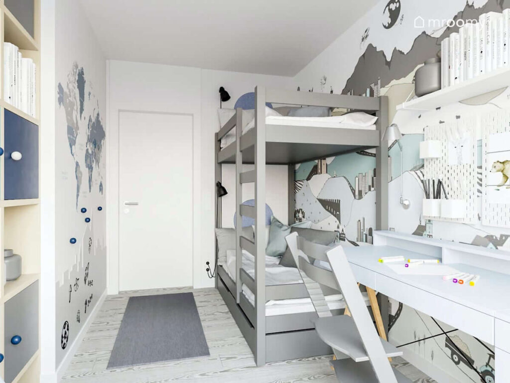 Wąski pokój dla rodzeństwa z szarym piętrowym łóżkiem i błękitnym łóżkiem ozdobiony tapetą przedstawiającą krajobraz miejski oraz mapą świata