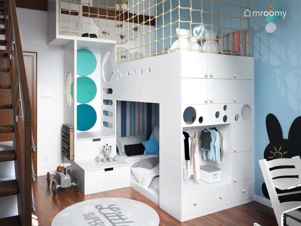 Łóżko piętrowe w formie antresoli w biało niebieskim pokoju brata i siostry z tablicą magnetyczną w kształcie królika i miękkimi panelami ściennymi