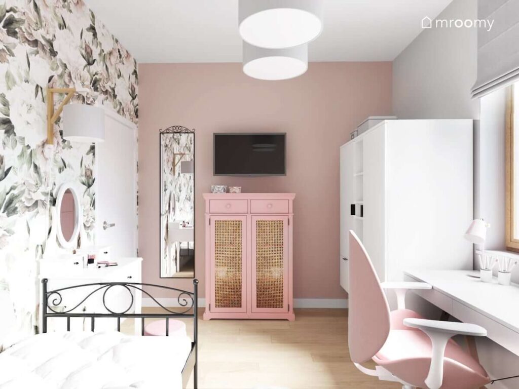 Biało różowy pokój dla dziewczynki z białą szafą różową komodą oraz podłużnym lustrem w czarnej ramie