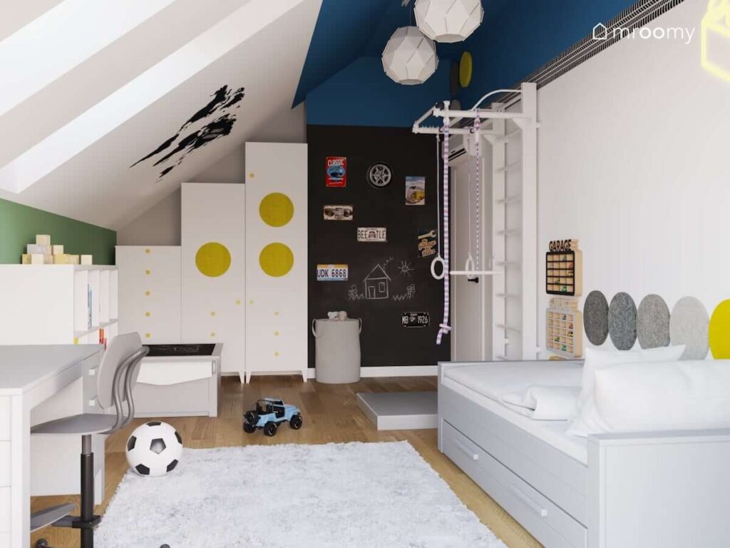 Pokój dla chłopca z białymi meblami i drabinką gimnastyczną oraz ścianą pomalowaną farbą tablicową żółtymi i szarymi panelami ściennymi oraz puszystym dywanem