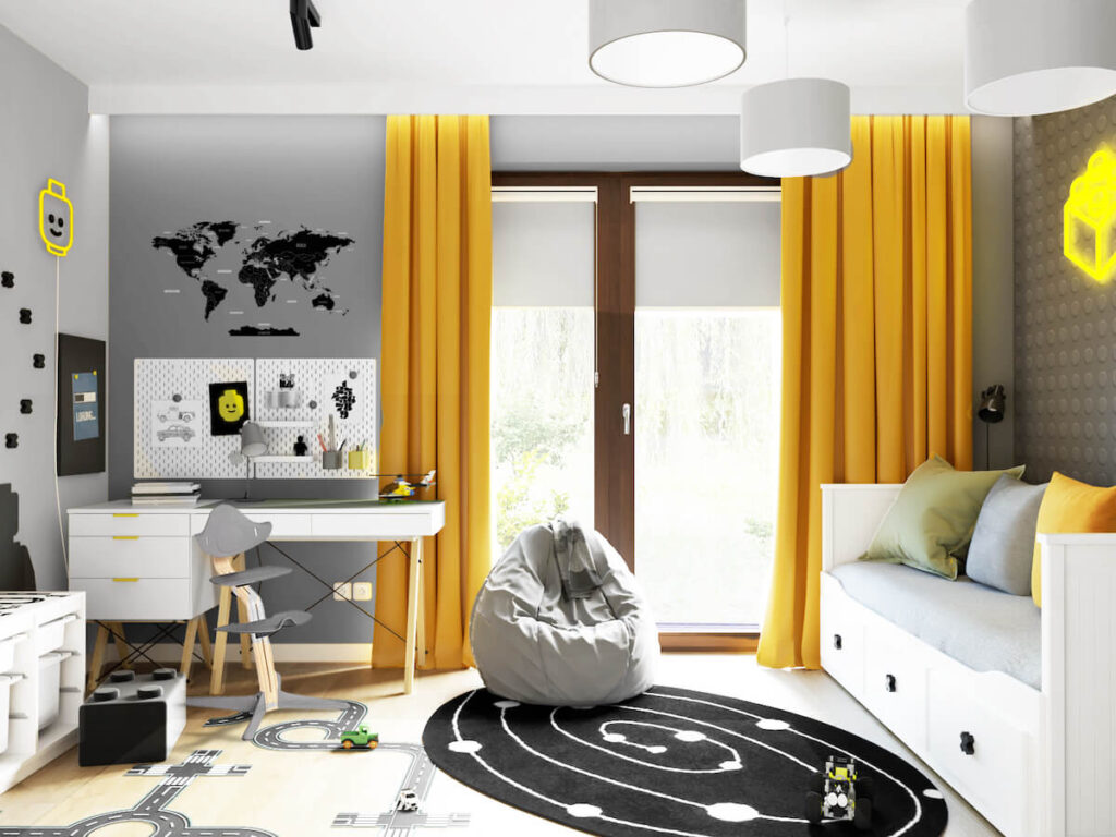 Biało szary pokój dla chłopca z żółtymi zasłonami szarą pufą czarno białym dywanem i biurkiem z pomocnymi organizerami nad nim naklejka mapa świata
