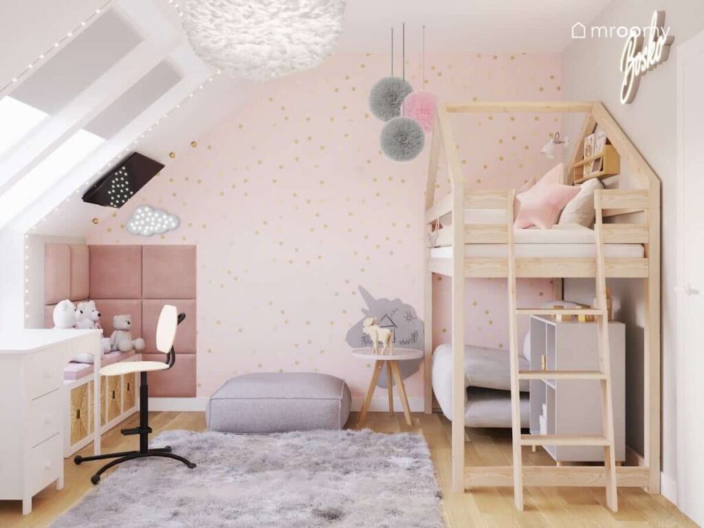 Jasny pokój dla dziewczynki z drewnianym łóżkiem w kształcie domku szarym puszystym dywanem szarą kwadratową pufą oraz ścianą w złote kropeczki pomalowaną na różowo