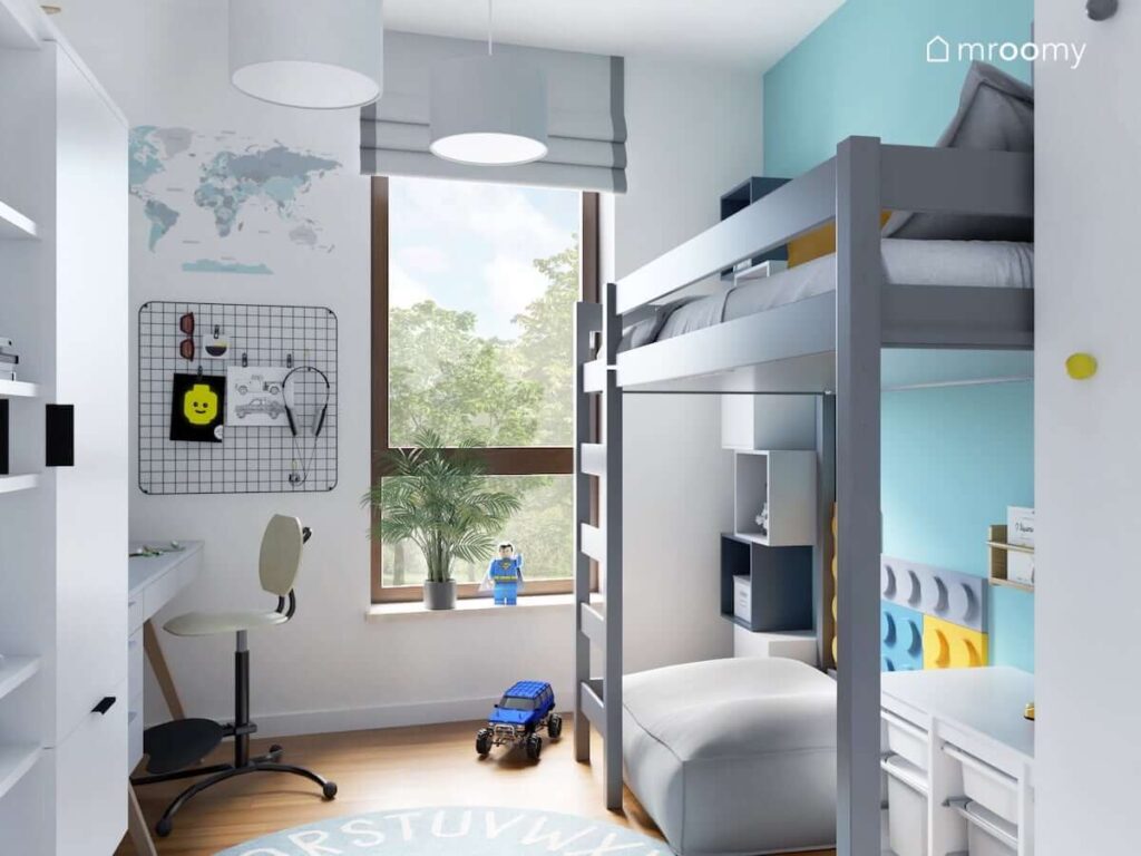Biało niebieski pokój dla chłopca z szarym łóżkiem na antresoli oraz czarnym organizerem i mapą świata na ścianie