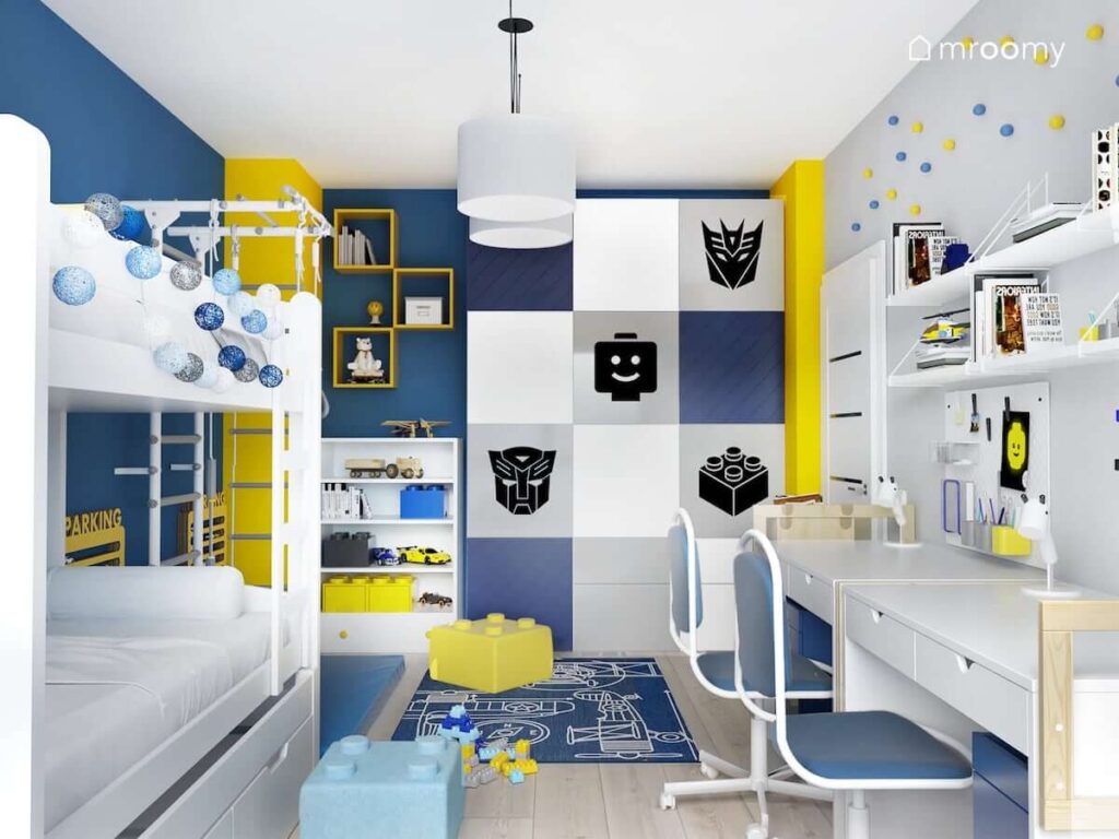 Szafa ozdobiona naklejkami z motywami Lego i Transformers w biało niebiesko żółtym pokoju dla dwóch braci