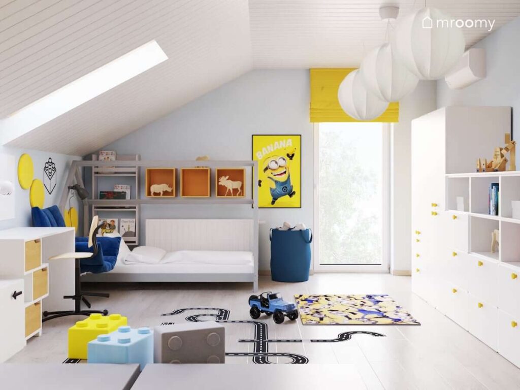 Jasny pokój dla chłopca z białymi meblami oraz niebieskimi i żółtymi dodatkami z motywem radosnych Minionków