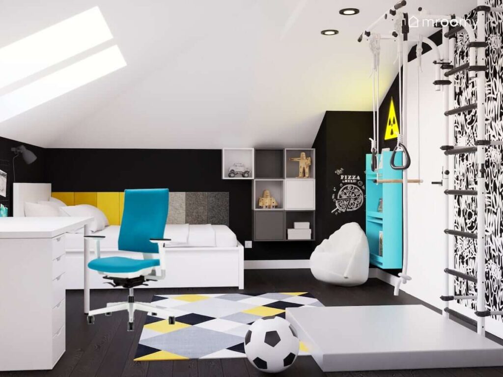 Czarno biały pokój dla chłopca z żółtymi oraz turkusowymi elementami a także drabinką gimnastyczną i materacem