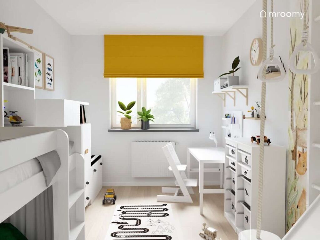 Jasnoszary pokój dla chłopca z białymi meblami i żółtą roletą i dywanem przedstawiającym drogę