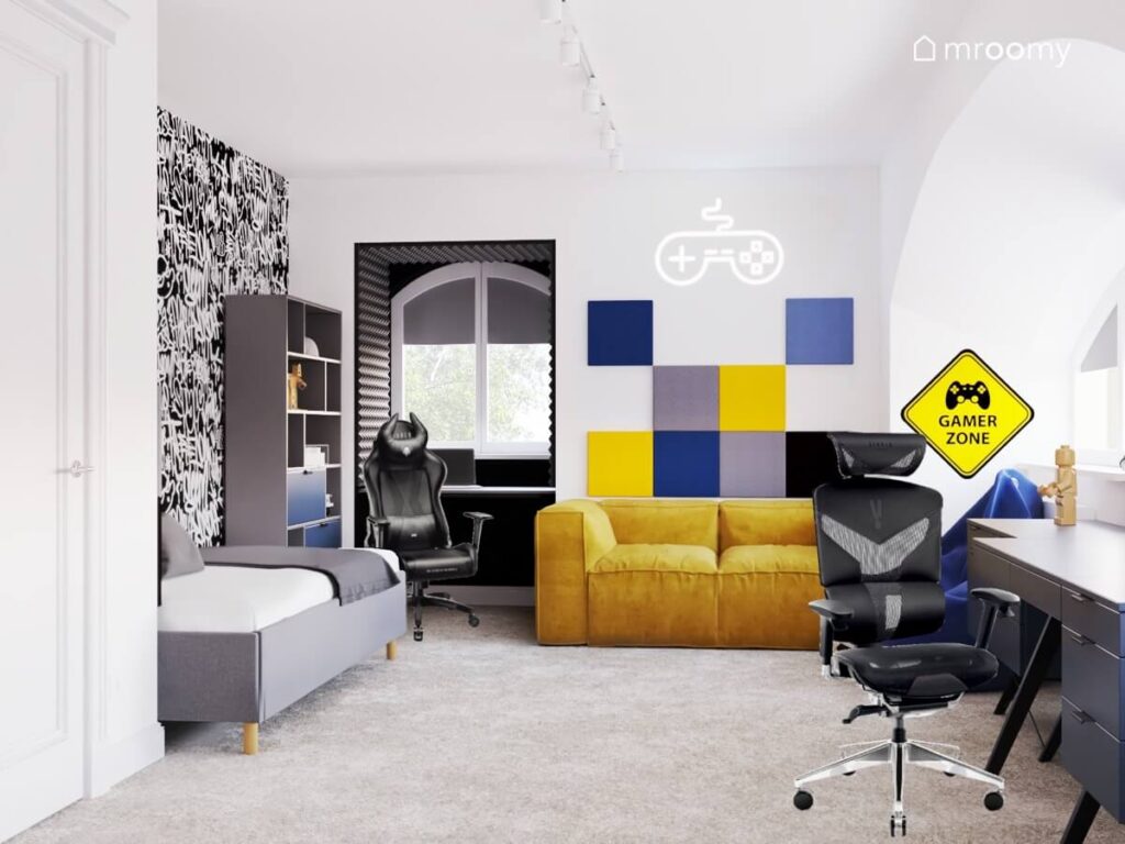 Biały pokój dla chłopca z żółtą kanapą ściana pokrytą tapetą w graffiti kolorowymi panelami na ścianie i ledonem w kształcie pada
