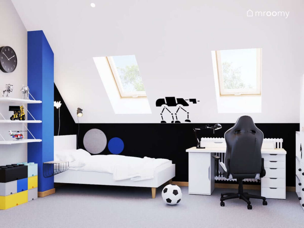 Biało czarno szary poddaszowy pokój dla nastolatka z białym łóżkiem i biurkiem z fotelem gamingowym