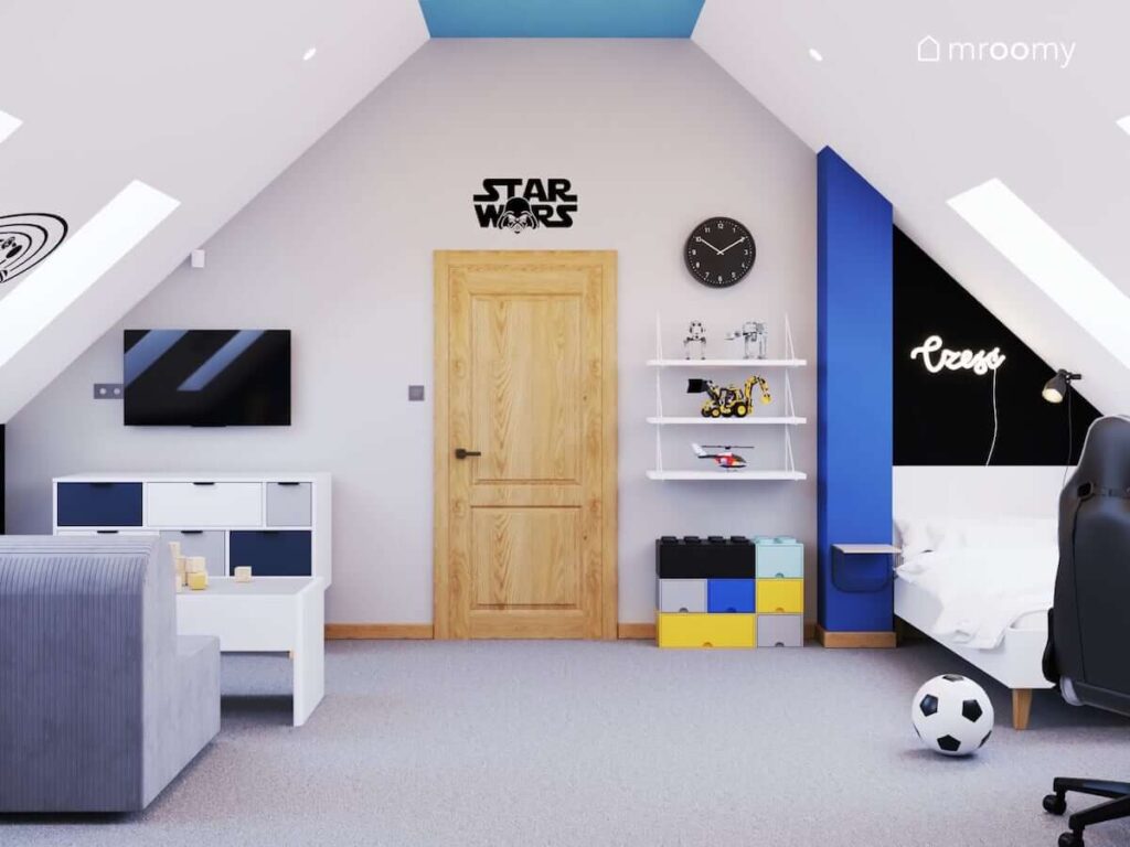 Biało szaro niebiesko czarny poddaszowy pokój fana Star Wars z białymi meblami