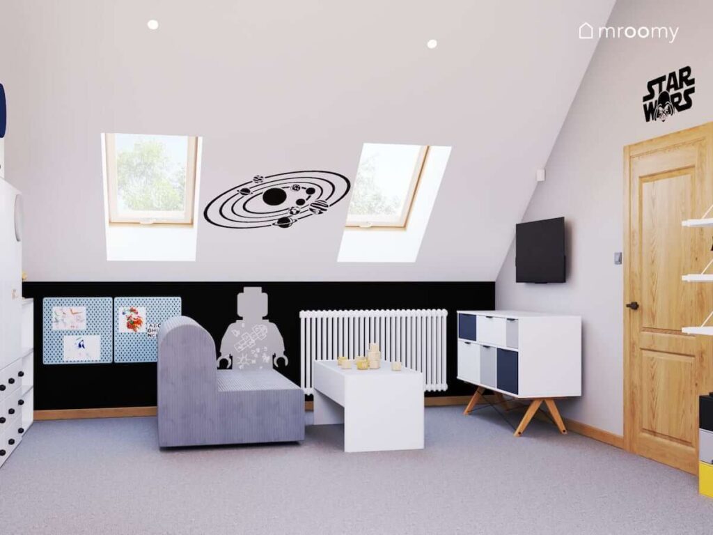 Poddaszowy pokój dla nastolatka a w nim białe meble niebieskie organizery oraz skos ozdobiony planetarną naklejką