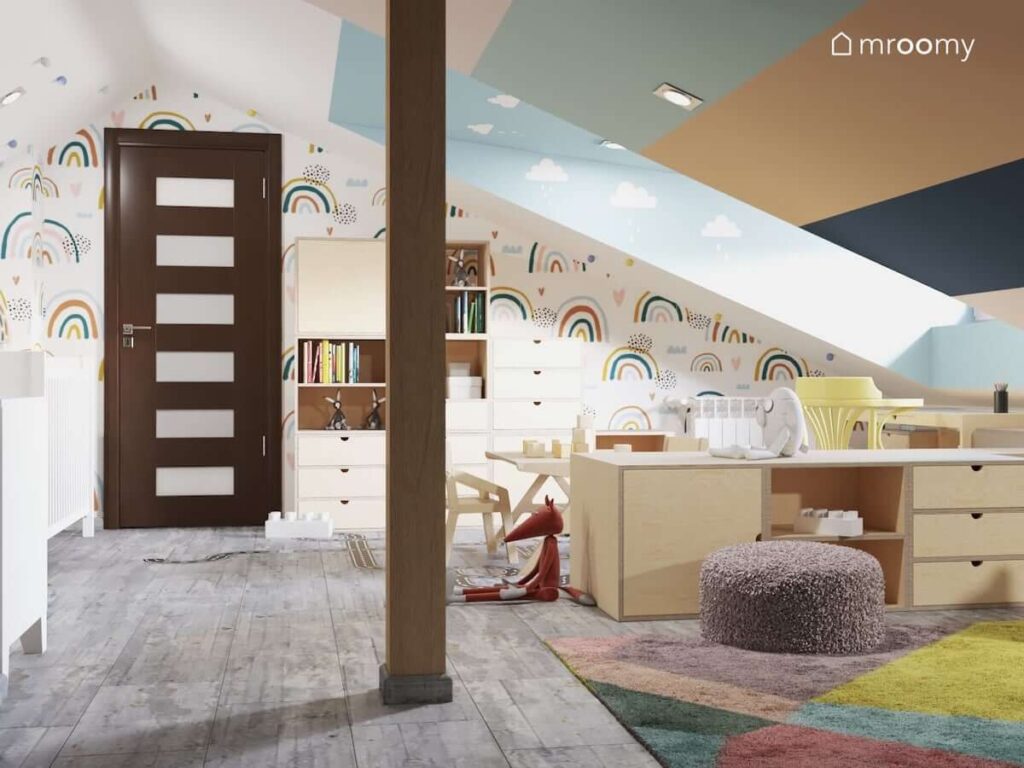 Drewniana zabudowa meblowa w kolorowym poddaszowym pokoju dla dwóch dziewczynek oraz meble ze sklejki