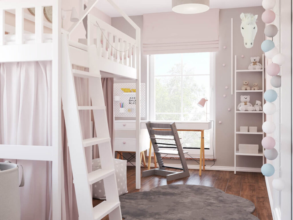 Jasny urokliwy pokój dla małej dziewczynki z białym łóżkiem na antresoli oraz białymi i szarymi meblami i szarym dywanem