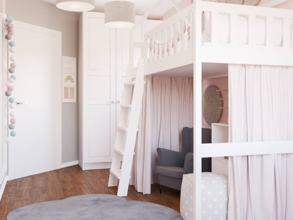 Duża biała szafa a także łóżko na antresoli w kształcie domku a pod nim kącik czytelniczy ozdobiony zasłonkami w pokoju dla kilkulatki