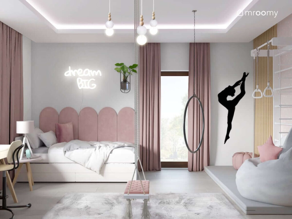 Szaro różowo biały pokój dla dziewczynki z łóżkiem uzupełnionym panelami ściennymi ledonem w kształcie napisu oraz naklejką ścienną w kształcie tancerki