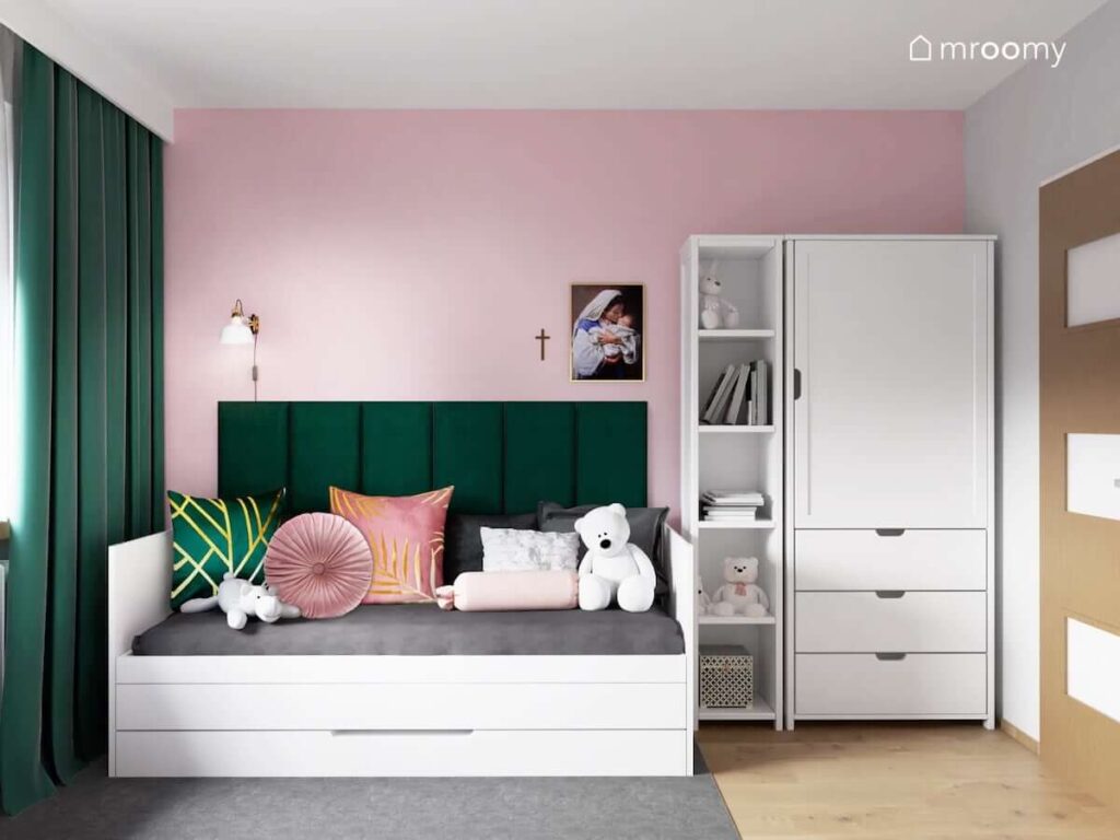 Biało różowo zielony pokój dla dziewczynki z białą szafą z regałem oraz łóżkiem uzupełnionym panelami ściennymi