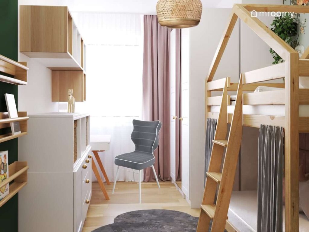 Pokój dla dziewczynki z białymi i drewnianymi meblami łóżkiem piętrowym w kształcie domku i bambusową lampą wiszącą