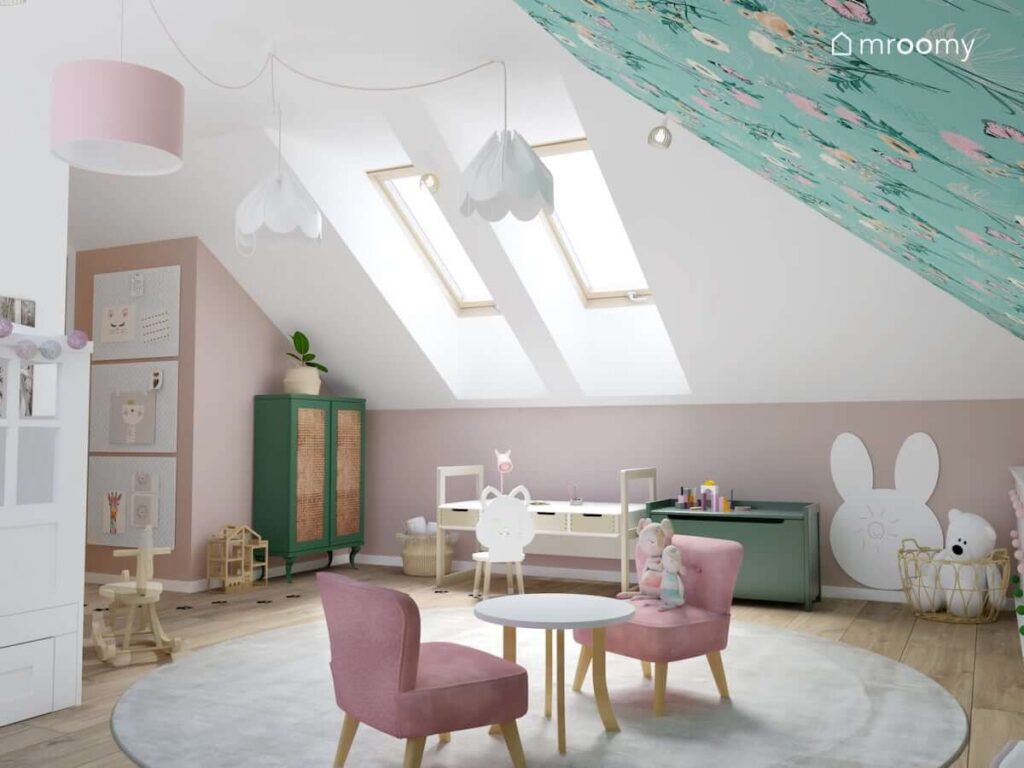 Poddaszowy biało różowy pokój dla dziewczynki z zielonymi dodatkami stolikiem z welurowymi fotelikami i ozdobnymi lampami bezami