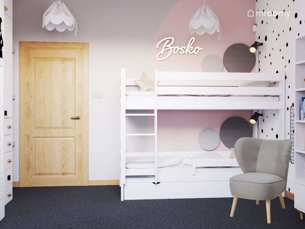 Białe łóżko piętrowe uzupełnione szarymi panelami ściennymi a także ledon w kształcie napisu i ozdobne lampy bezy w szaro różowym pokoju dziewczynki