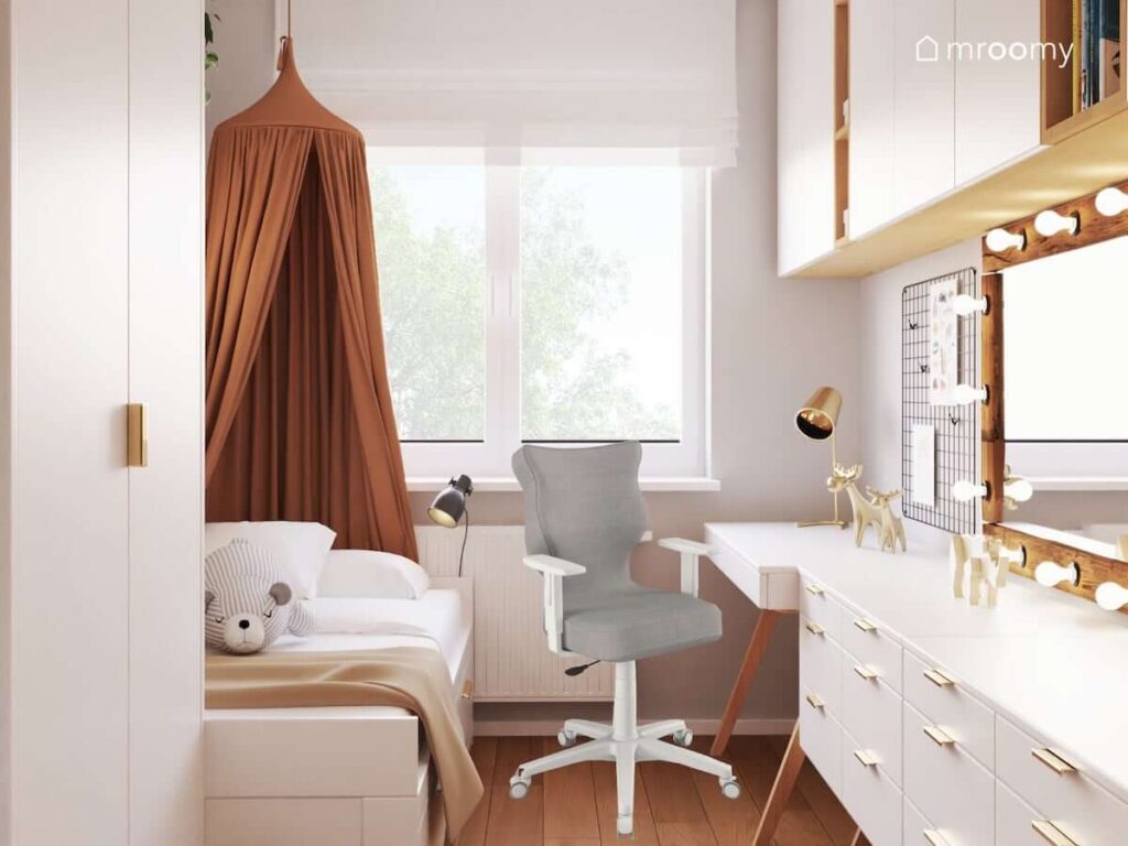 Przytulny pokój dla nastolatki z białymi meblami szarym krzesłem biurkowym i karmelowym baldachimem