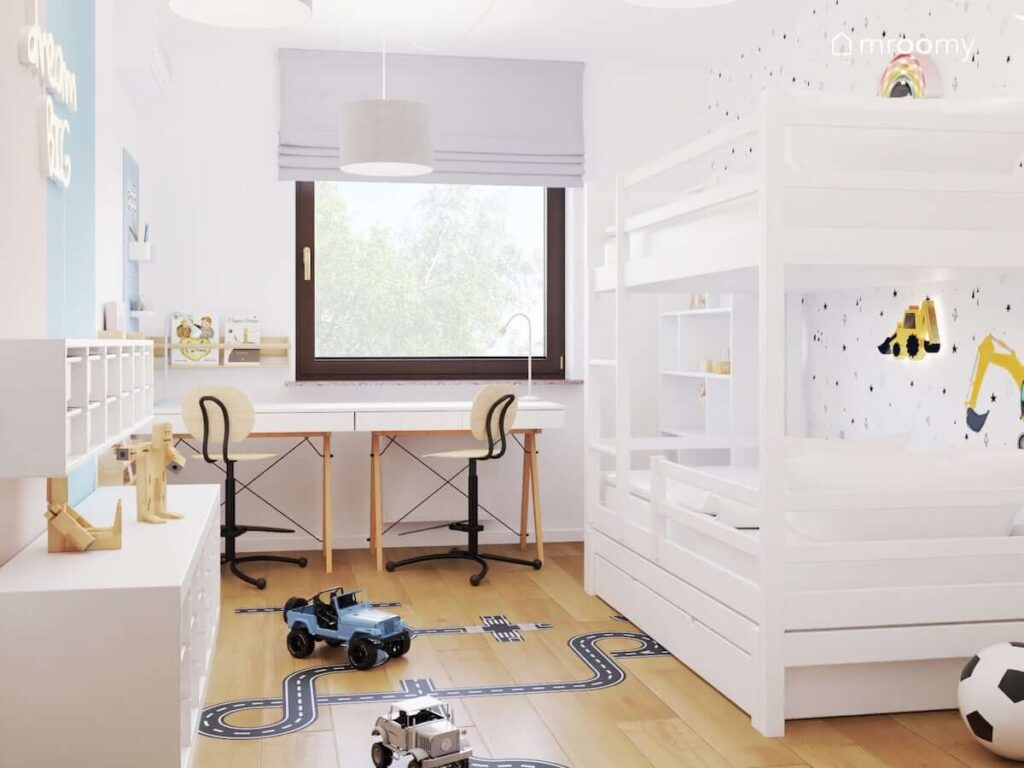 Jasny pokój dla rodzeństwa z białym łóżkiem piętrowym dwoma biurkami oraz naklejką podłogową w kształcie jezdni