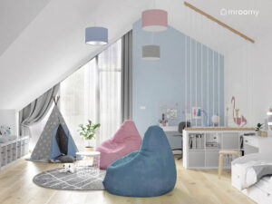 Biało niebieski pokój dla dziewczynki w wieku szkolnym a w nim biała i niebieska pufa namiot tipi oraz lampa sufitowa z abażurami w różnych kolorach
