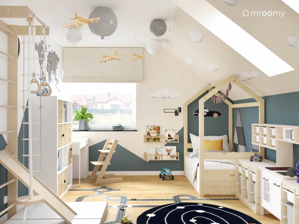 Biało niebieski poddaszowy pokój dla chłopca a w nim drewniano białe meble oraz oryginalne lampy sufitowe