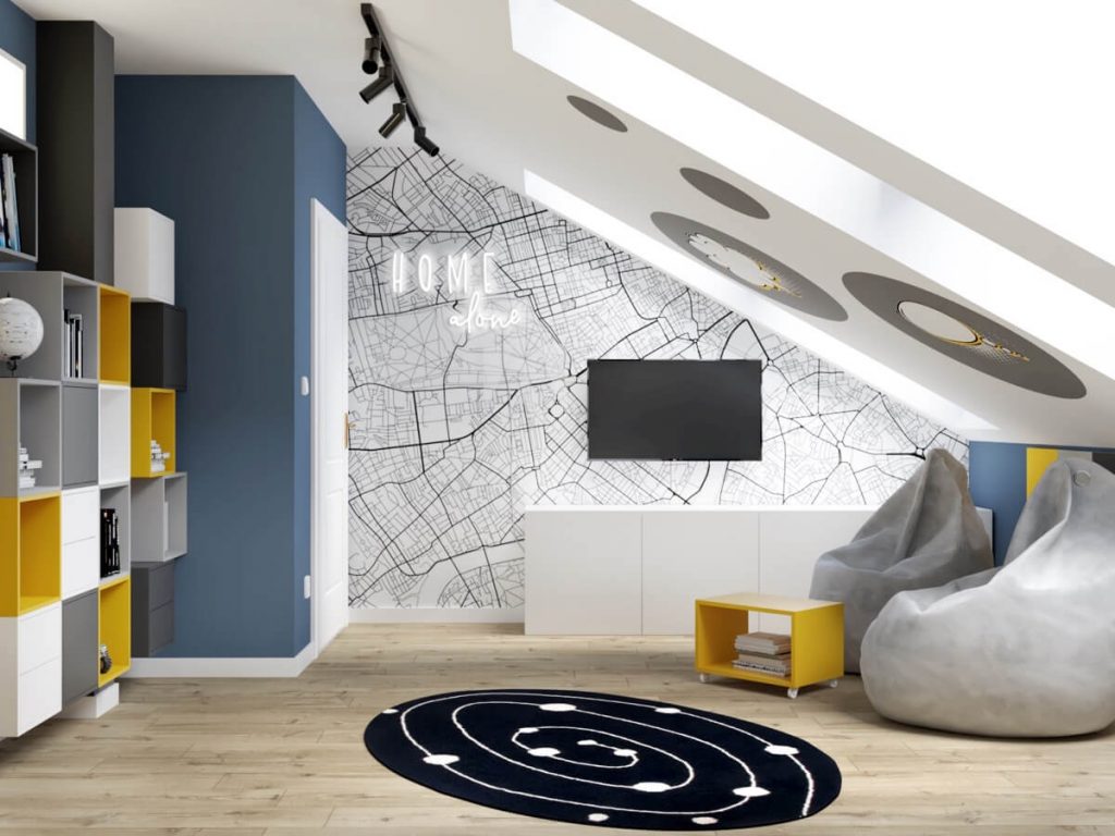 Poddaszowy pokój dla chłopca w wieku szkolnym a w nim szafki ścienne w różnych kolorach biała komoda szare pufy czarno biały dywan oraz kartograficzna tapeta na ścianie