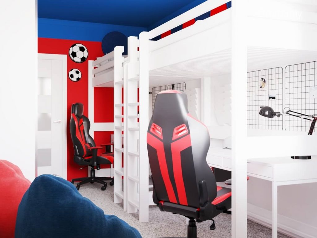 Biało-czerwono-niebieski pokój dwóch chłopców z białymi łóżkami na antresolach pod którymi znajdują się biurka z organizerami ściennymi i fotelami gamingowymi