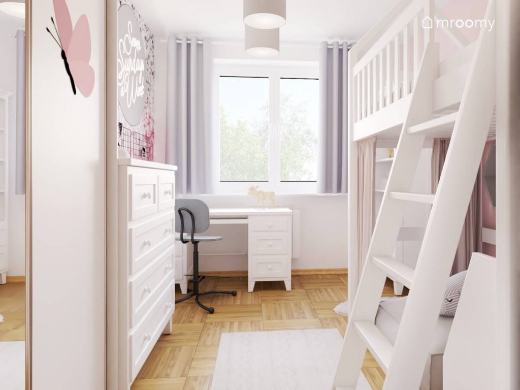Jasny pokój dla dziewczynki w wieku szkolnym a w nim białe meble szare zasłony i naklejka w kształcie motyla