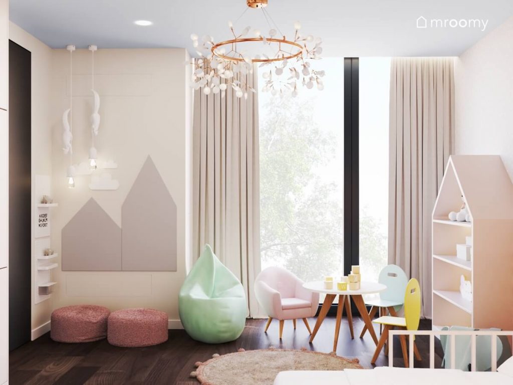 Jasny pokój dla dziewczynki z tablicami kredowymi w kształcie domków lampkami z wiewiórkami pufami w różnych kolorach oraz krzesełkami z oparciami w kształcie balonów