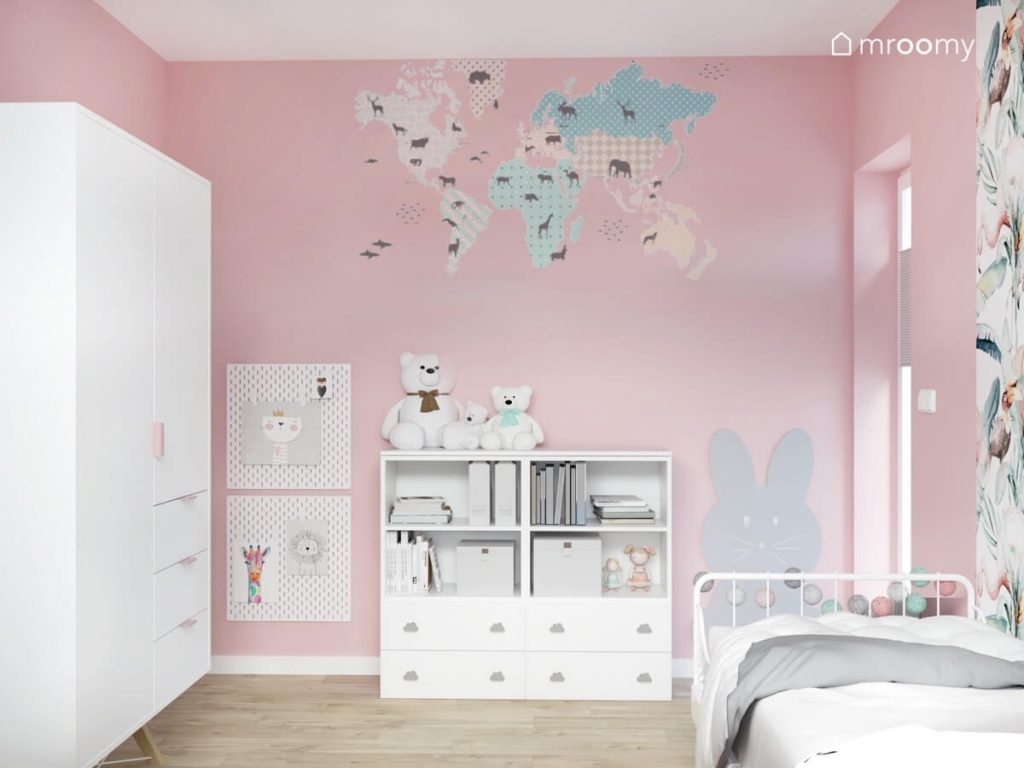 Różowo biały pokój kilkuletniej dziewczynki a w nim białe meble organizery ścienne tablica kredowa w kształcie królika oraz pastelowa mapa świata