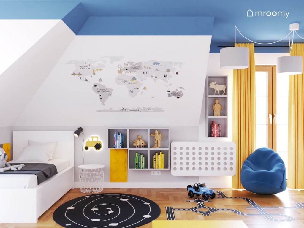 Biało niebieski pokój dla chłopca z białymi meblami żółtymi dodatkami oraz mapą świata na ścianie
