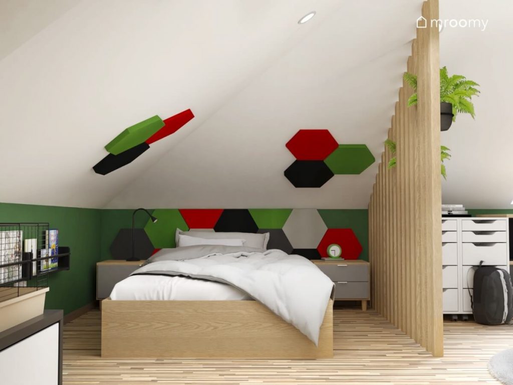 Strefa spania w pokoju dla nastolatka oddzielona lamelami oraz uzupełniona sześciokątnymi panelami ściennymi w różnych kolorach