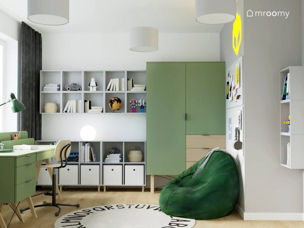 Jasny pokój dla chłopca w wieku szkolnym a w nim szare i zielone meble dywan z alfabetem oraz zielona pufa