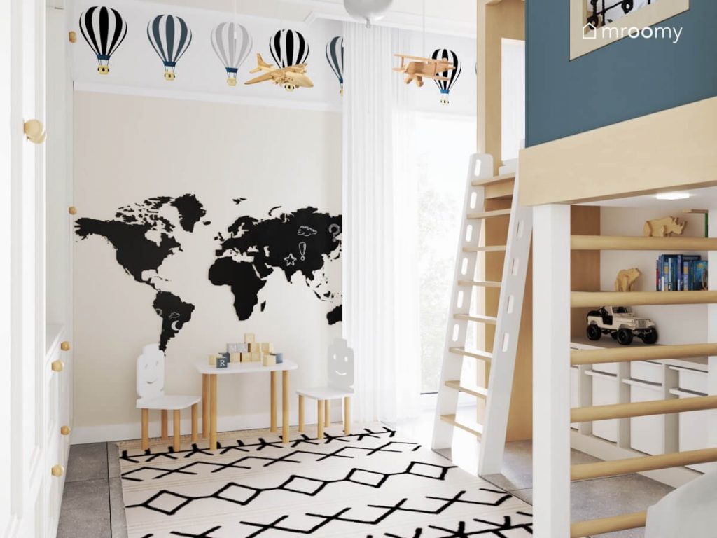 Przytulny pokój dla dwóch chłopców z drewnianą antresolą mapą świata na ścianie tapetą w balony oraz stolikiem z krzesełkami w kształcie ludzików Lego