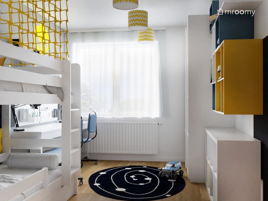 Jasny pokój dla dwóch braci z białym łóżkiem piętrowym kolorowymi szafkami ściennymi galaktycznym dywanem oraz lampami sufitowymi w żółto białych abażurach