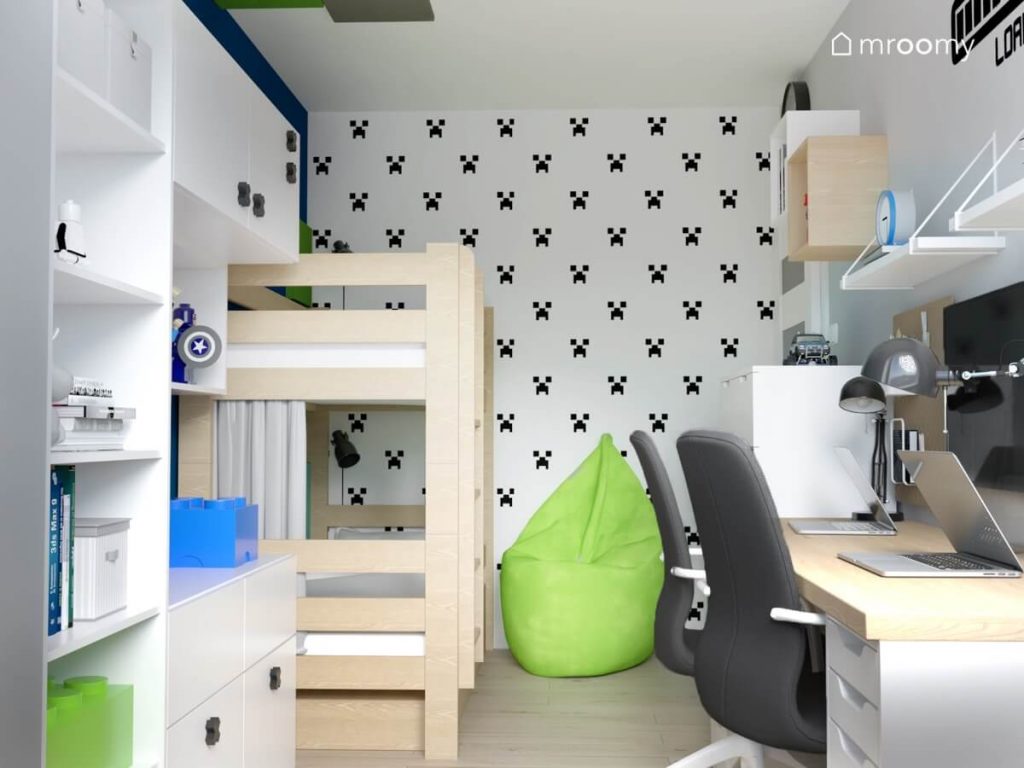 Pokój dwóch braci w stylu Minecraft a tam drewniane łóżko piętrowe zielona pufa sako oraz biało drewniane meble